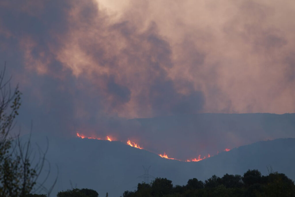 Έκτακτη απαγόρευση κυκλοφορίας ως 23/8 λόγω πυρκαγιών – Οι περιοχές