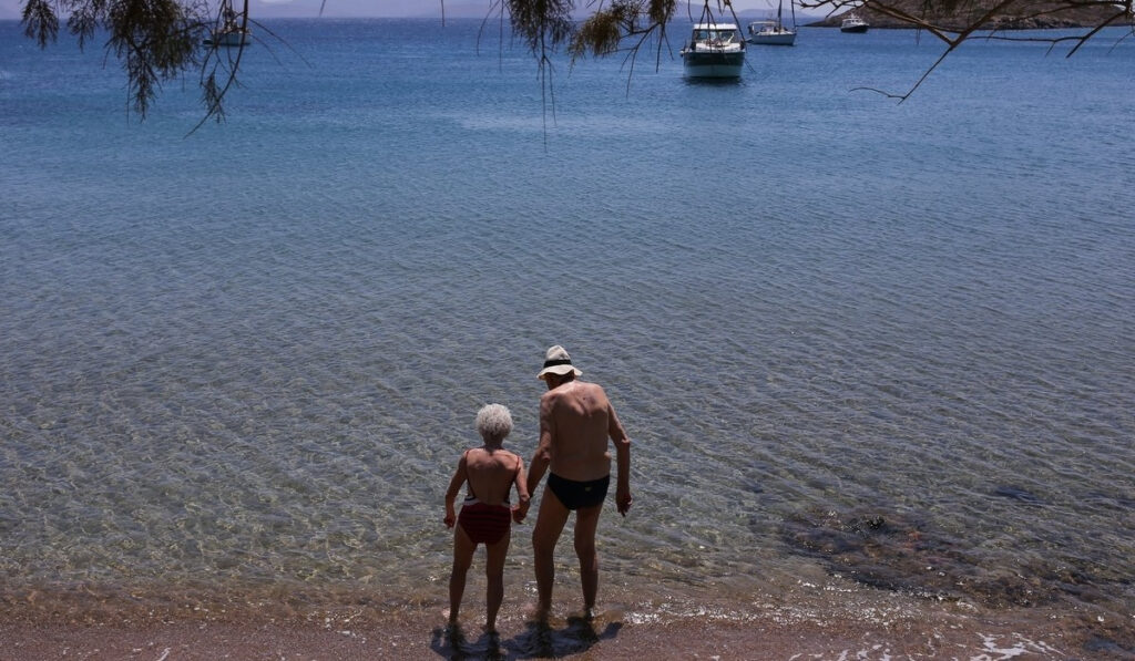 Βραδυφλεγής βόμβα η υπογονιμότητα: Η Ελλάδα μετατρέπεται σε χώρα… γερόντων