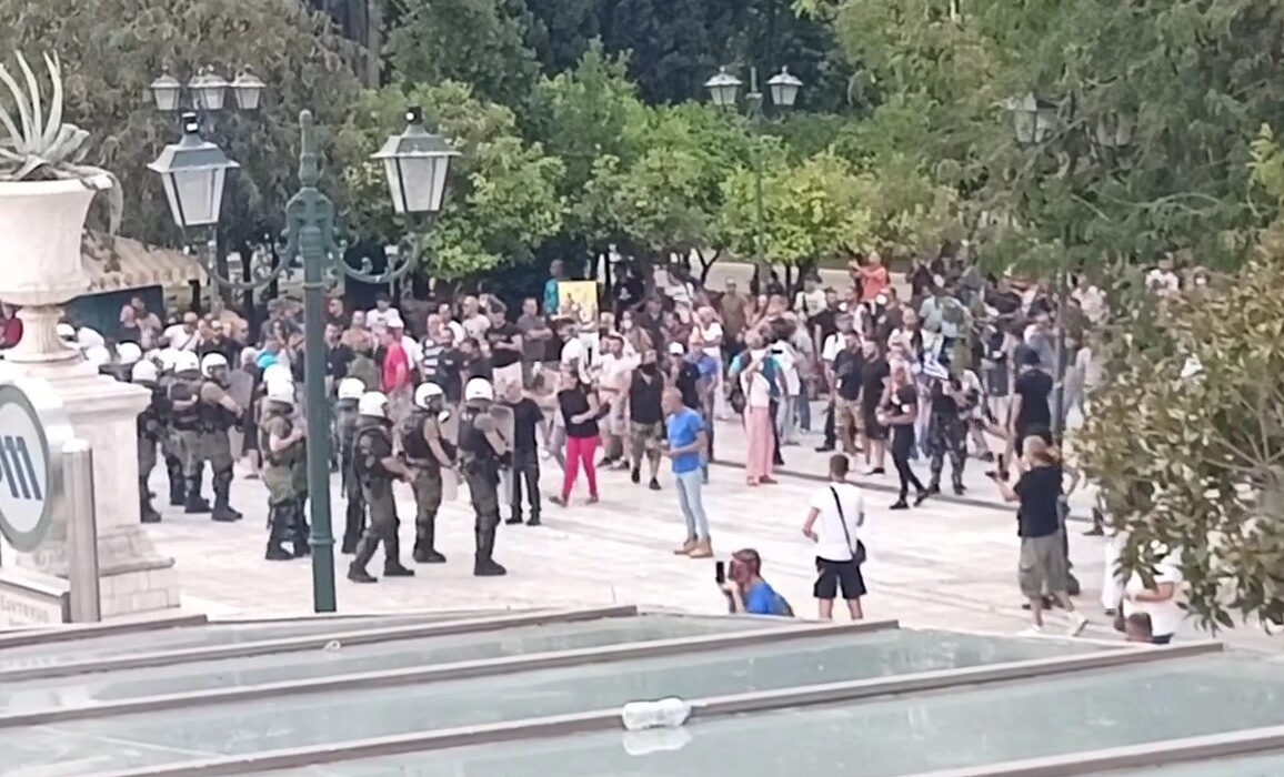 Επεισόδια με ακροδεξιούς στο Σύνταγμα – Πάνω από 30 οι προσαγωγές (Βίντεο)