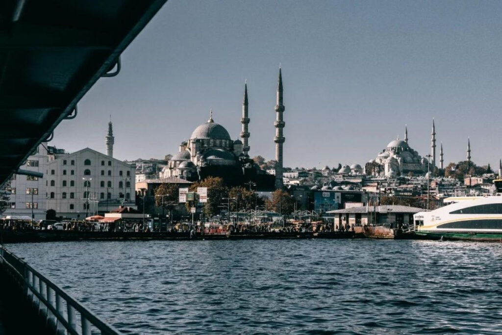 Yeni Safak: Αμερικανικές επιχειρήσεις προσπαθούν να επιστρέψουν σιωπηρά στη Ρωσία μέσω Τουρκίας
