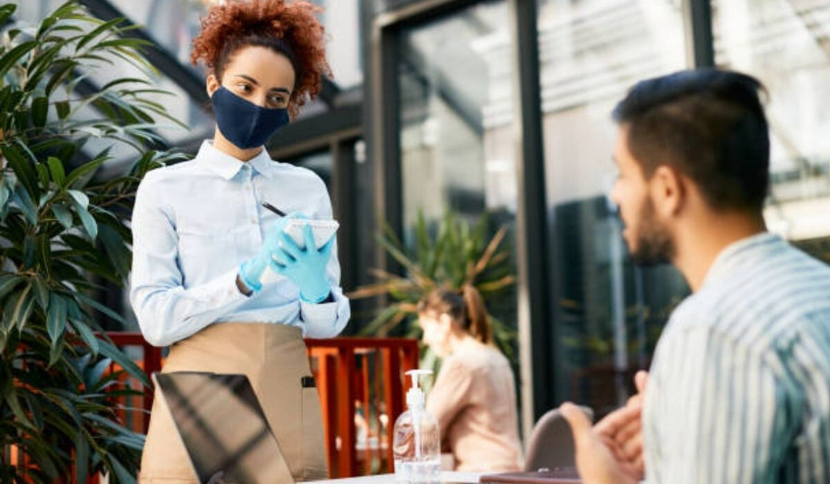 Ο εστιάτορας που πληρώνει 750.000 δολάρια το χρόνο για τους απείθαρχους πελάτες