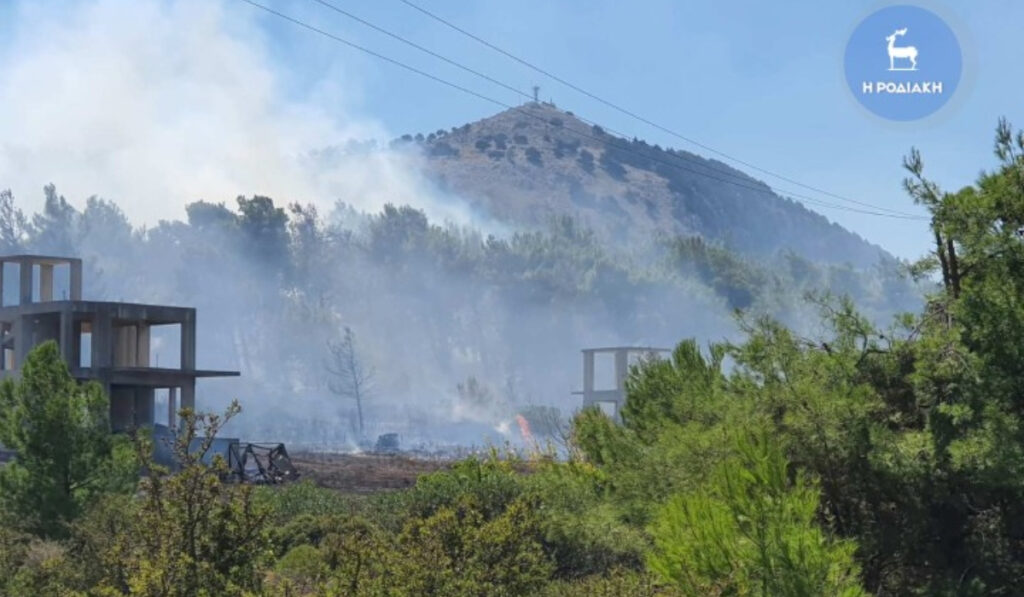 Υπό έλεγχο η φωτιά στη Ρόδο – Ήχησε και το 112