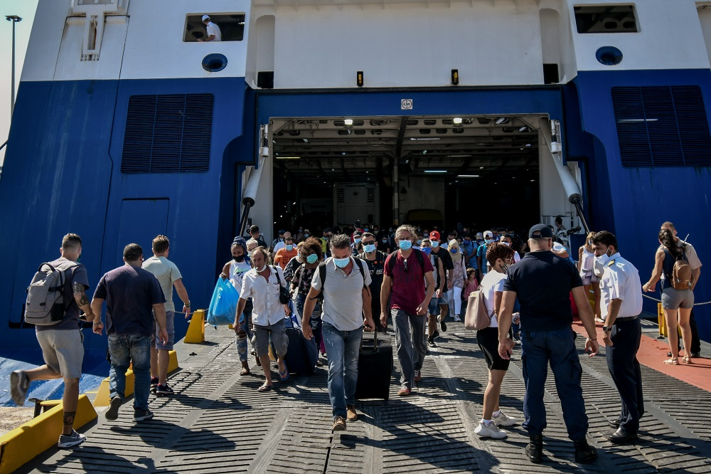 Νέα κρούσματα σήμερα 30/7: Ένα βήμα πριν τον «κόκκινο» συναγερμό – Κρίσιμη η ανακοίνωση του ΕΟΔΥ