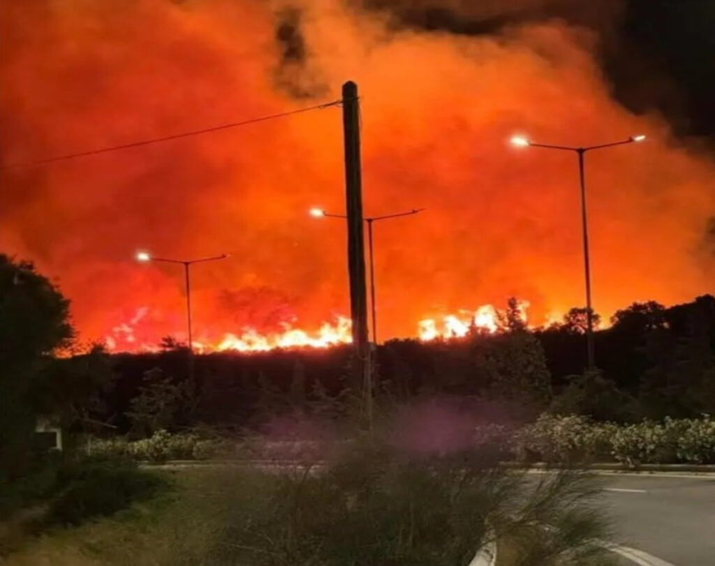Φωτιά στην Κερατέα: Βελτιώνεται η κατάσταση, δεν κάηκαν σπίτια – Ισχυρές δυνάμεις στο σημείο (Φωτογραφίες, βίντεο)