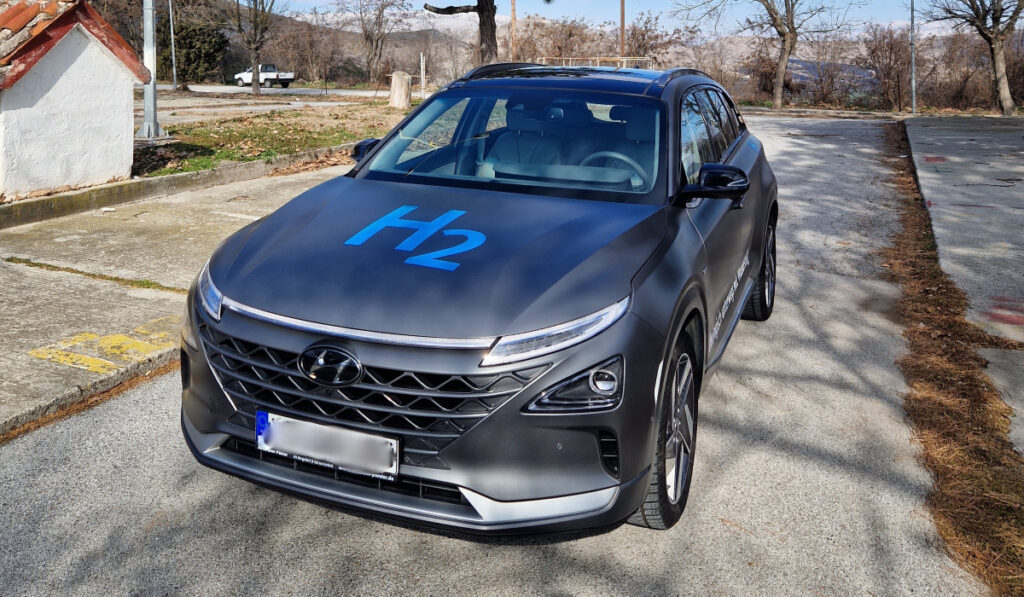 Στους ελληνικούς δρόμους το πρώτο αυτοκίνητο υδρογόνου – Αντί για ρύπους, παράγει… πόσιμο νερό
