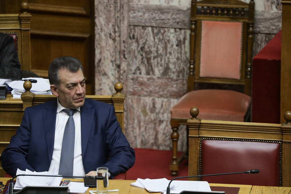 Σε δύσκολη θέση ο Γιάννης Βρούτσης, μετά το άδειασμα από τον πρωθυπουργό – Πρώτο μεγάλο πλήγμα για το Μαξίμου