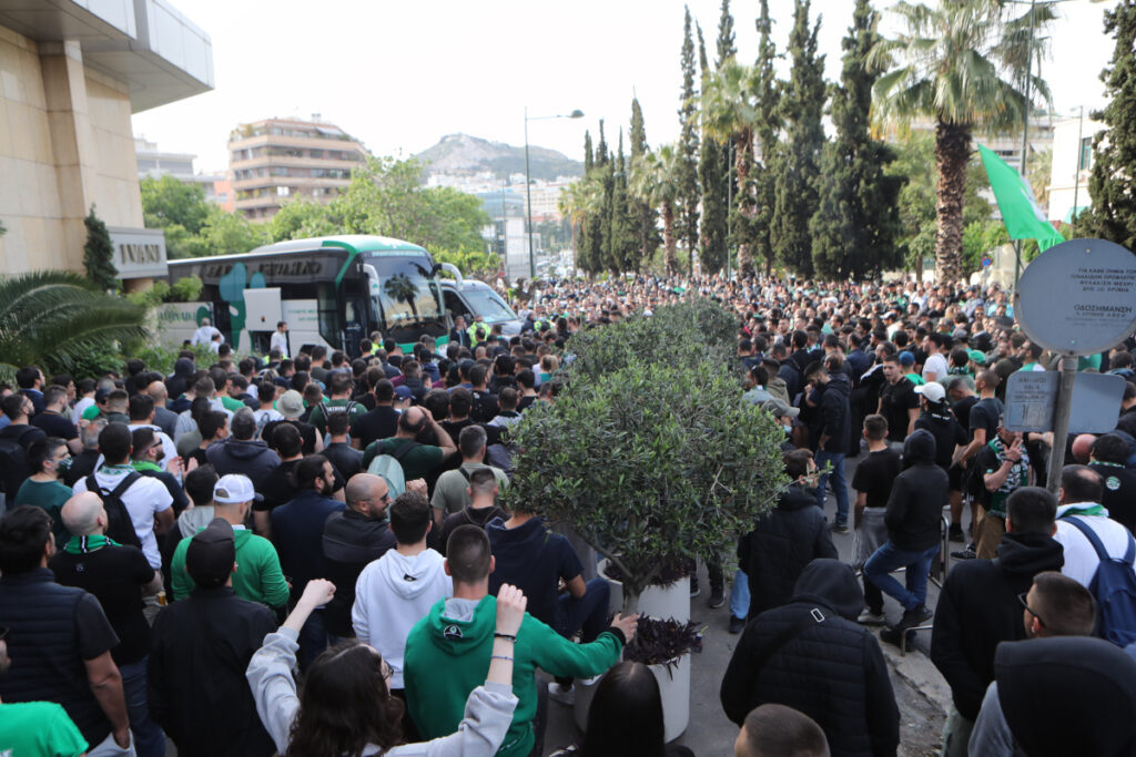 Ολυμπιακός – Παναθηναϊκός: Χιλιάδες οπαδοί αποθέωσαν το «τριφύλλι» πριν το ντέρμπι (Εικόνες)