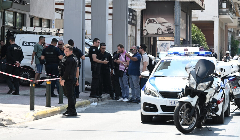 Θρίλερ με τους πυροβολισμούς στην Πανόρμου: Ο πιστολέρο εξαφάνισε τους κάλυκες – Τι ψάχνει η ΕΛΑΣ