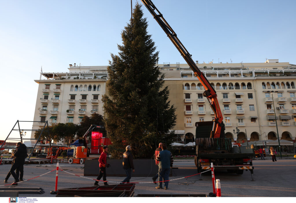 «Μύρισαν» Χριστούγεννα στη Θεσσαλονίκη – Στην Αριστοτέλους το χριστουγεννιάτικο δέντρο ύψους 17 μέτρων (Φωτογραφίες)