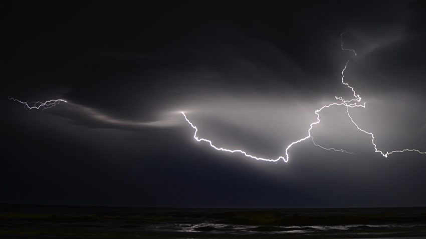 Meteo: Περισσότεροι από 10.000 κεραυνοί έπεσαν στη χώρα την Κυριακή