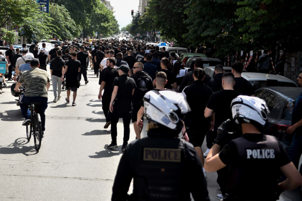 Θεσσαλονίκη: Πορεία οπαδών του ΠΑΟΚ στο κέντρο της πόλης – Μικρή ένταση με τα ΜΑΤ στην Καμάρα