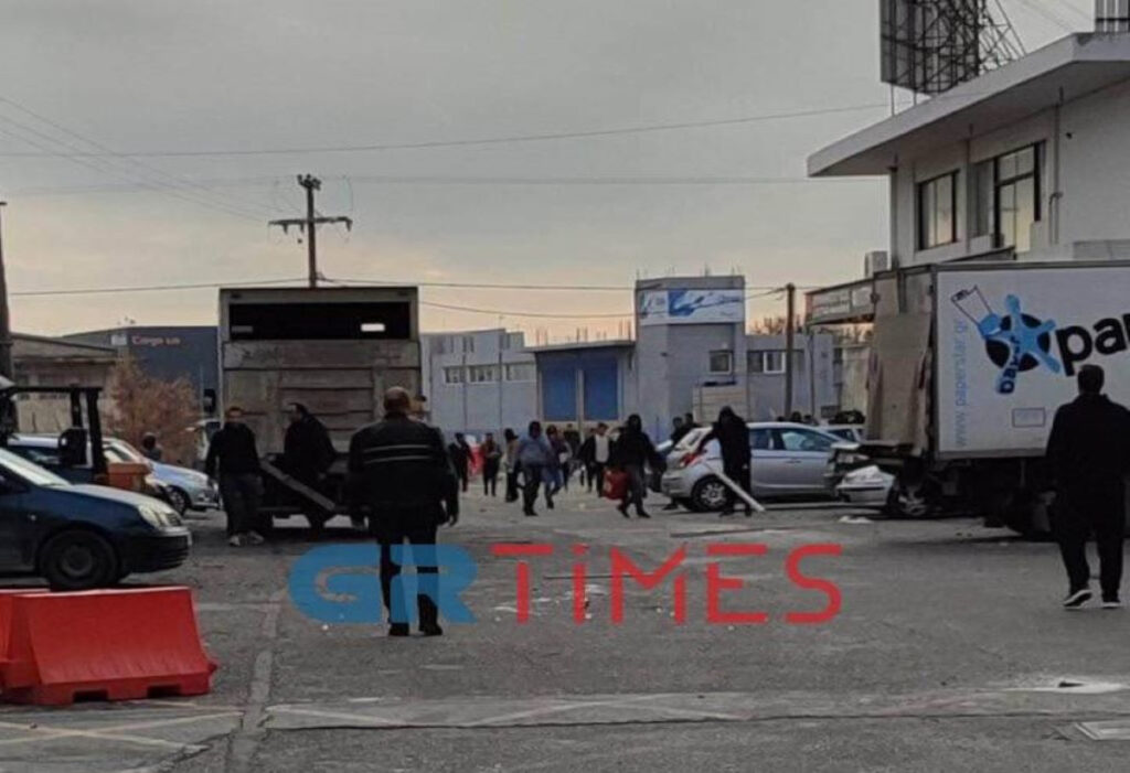 Νέα επεισόδια στη Θεσσαλονίκη – Φωτιές, χημικά και πετροπόλεμος