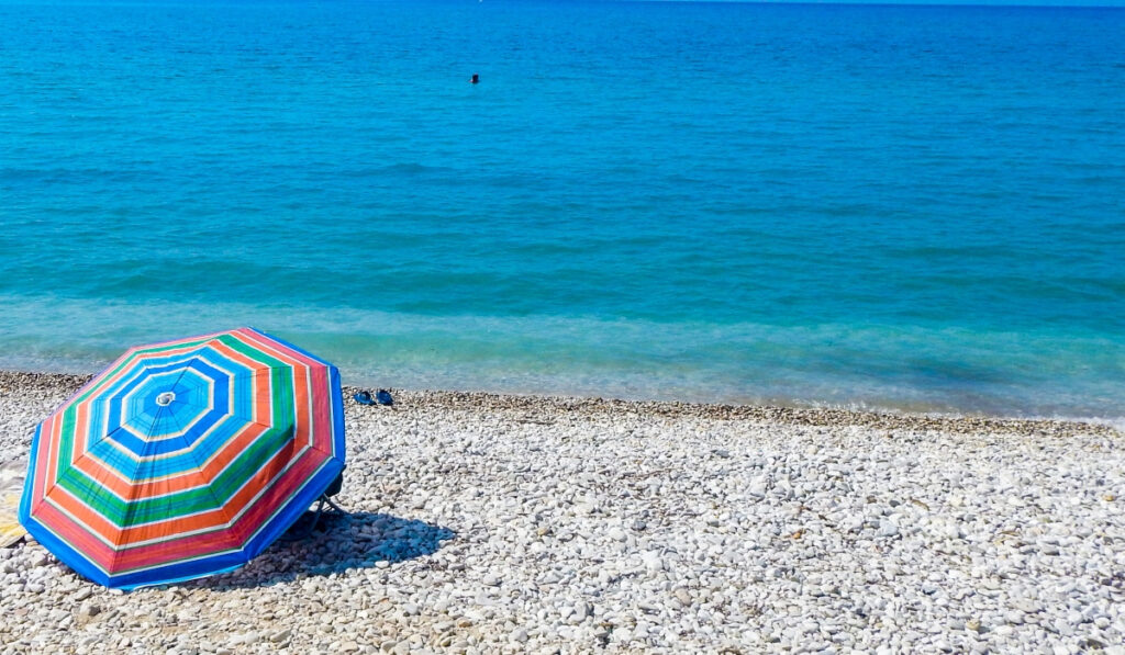 Καιρός-meteo: Ζέστη αλλά και δυνατοί άνεμοι στο Αιγαίο την Παρασκευή – Πού αναμένονται καταιγίδες