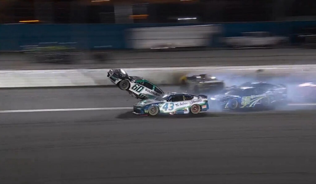 Σοκαριστικό ατύχημα στο Nascar: Αυτοκίνητο «πέταξε» και ανετράπη – «Είμαι τυχερός»