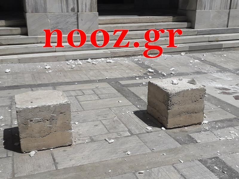 Σεισμός Αθήνα: Έπεσε ο σταυρός στην εκκλησία της Αγίας Ειρήνης