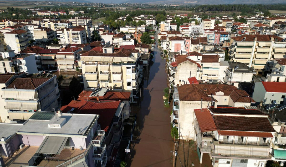 Πλημμύρες σε Λάρισα και Βόλο: Μηνύματα από το 112 για εκκένωση σε περισσότερες από 30 περιοχές