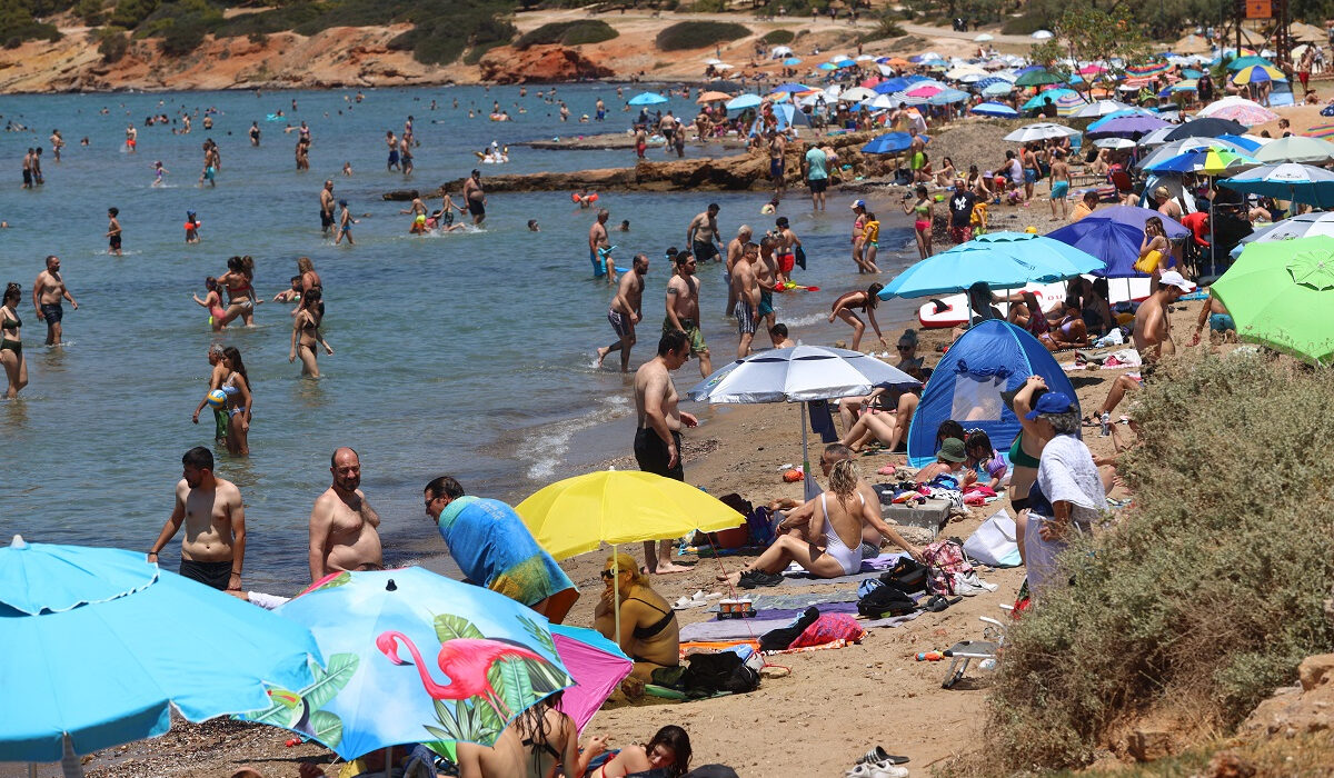 Ευρωεκλογές 2024: Οι Αθηναίοι «ψηφίζουν» παραλία και όχι κάλπη – Φωτογραφίες