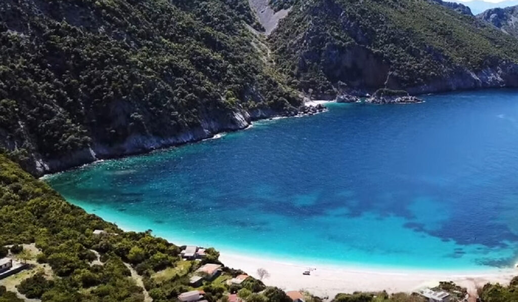 Η παραδεισένια και πιο δύσβατη παραλία της Εύβοιας