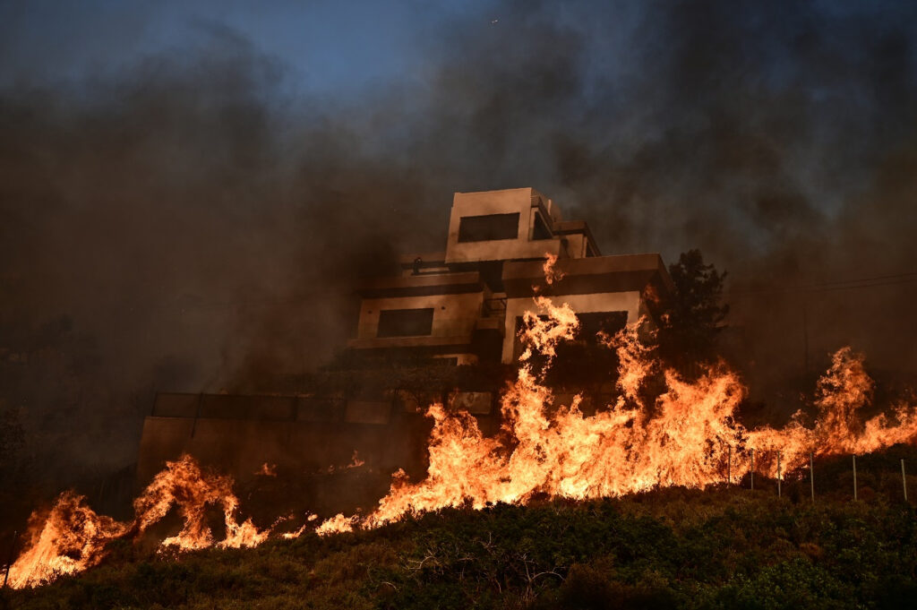 Φόβος για αναζωπυρώσεις σε Σαρωνίδα και Λουτράκι – Δεκάδες καμένα σπίτια, «στάχτη» 30.000 στρέμματα