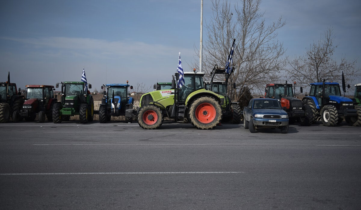 Greek farmers set to present 10 key demands in crucial meeting with prime minister Mitsotakis