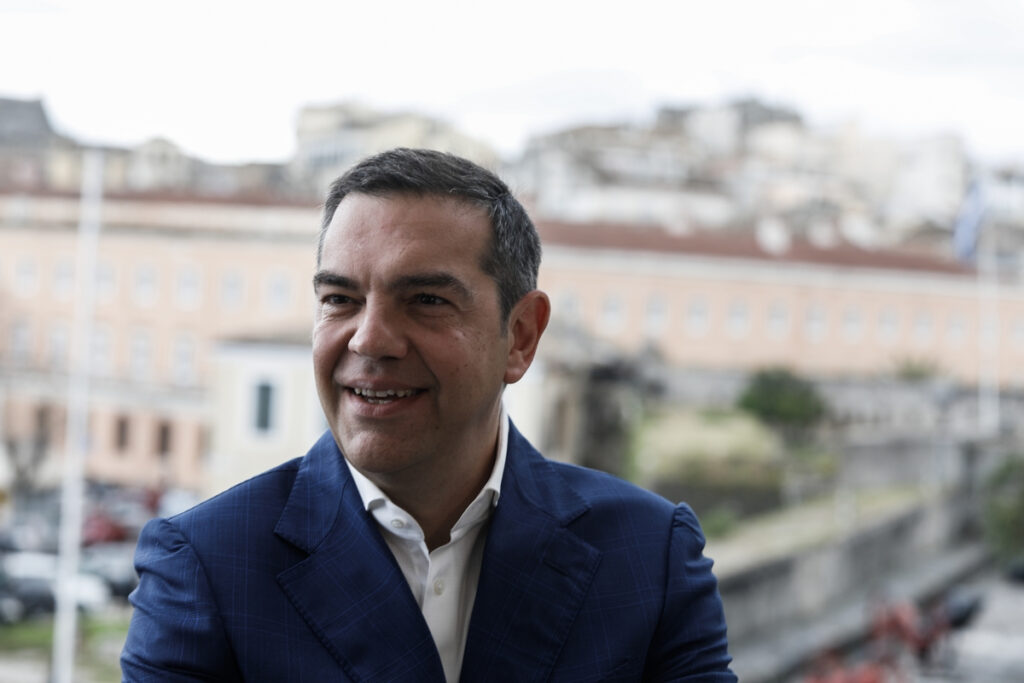 Ο Τσίπρας στο TikTok: Η αγωνία ενός ηλικιωμένου που τον πλησίασε στα Μουδανιά