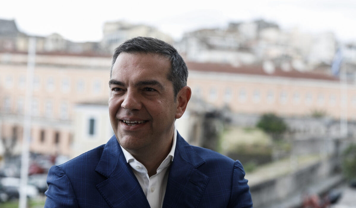 Ο Τσίπρας στο TikTok: Η αγωνία ενός ηλικιωμένου που τον πλησίασε στα Μουδανιά