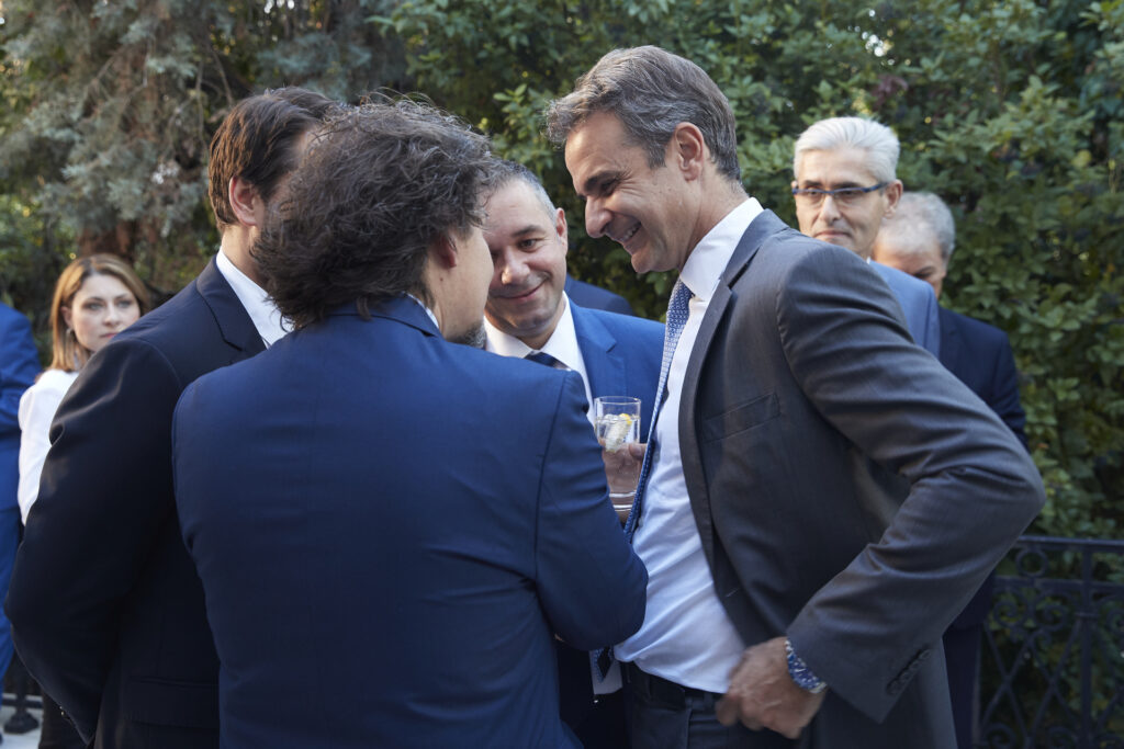 Cocktail στο Μαξίμου για Μητσοτάκη και νεοεκλεγέντες βουλευτές – Τι συζητήθηκε (Εικόνες)