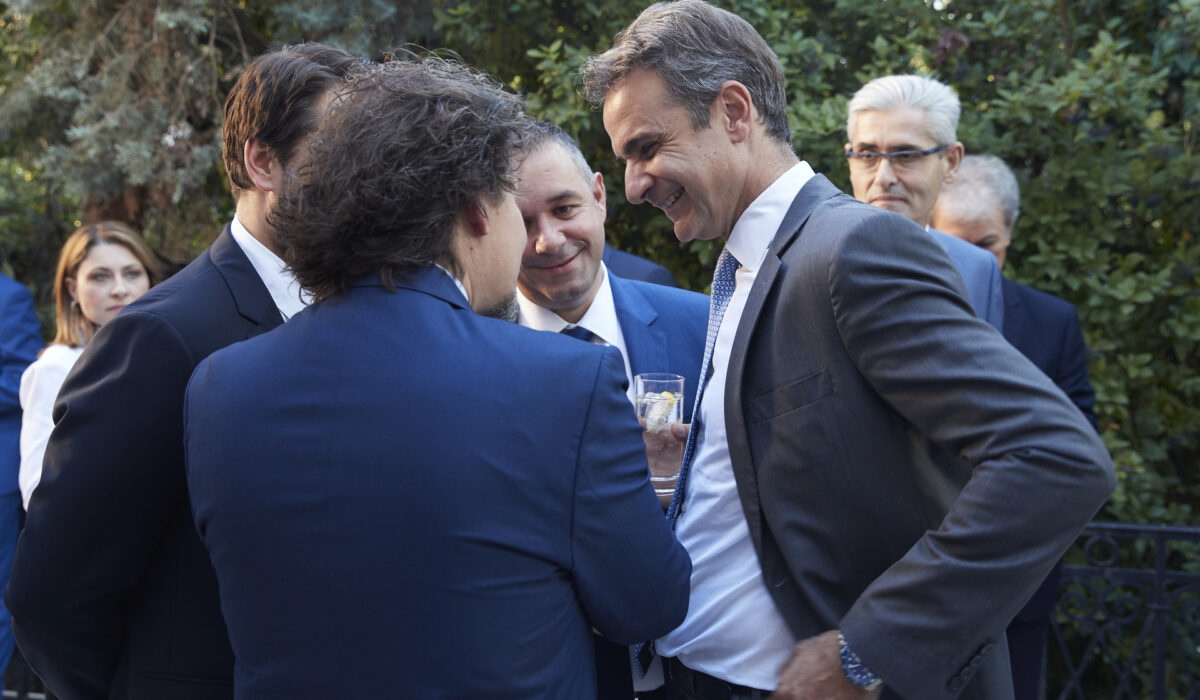 Cocktail στο Μαξίμου για Μητσοτάκη και νεοεκλεγέντες βουλευτές – Τι συζητήθηκε (Εικόνες)