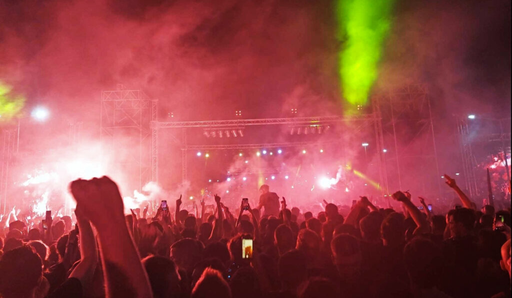 «Γι αυτούς που φύγαν νωρίς» – Ο ΛΕΞ ράπαρε για τον Παύλο μπροστά στη Μάγδα και έβαλε «φωτιά» στη Δραπετσώνα