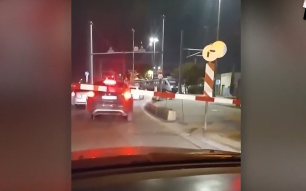 Μεταξουργείο: Παραλίγο νέα τραγωδία – Ανεβασμένη η μπάρα στην διάβαση τρένου  (Βίντεο)