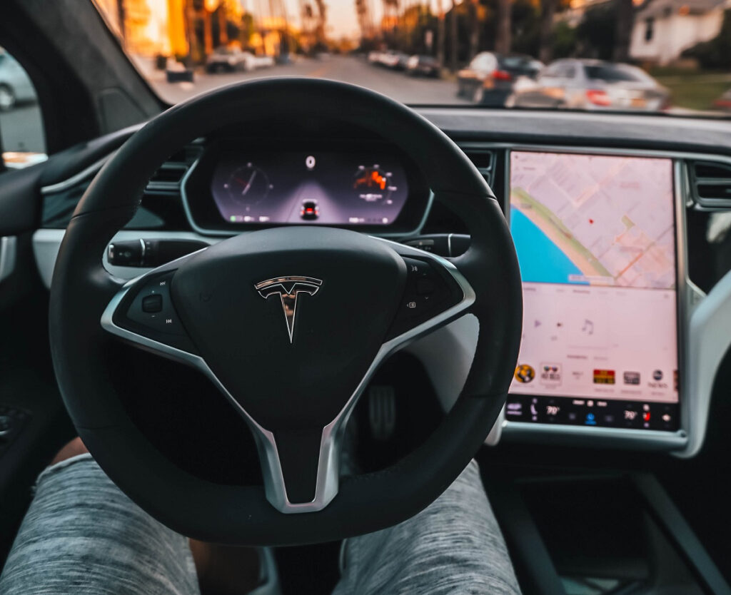 TESLA: 750 καταγγελίες για προβλήματα στον «αυτόματο πιλότο» – Έρευνα στις ΗΠΑ