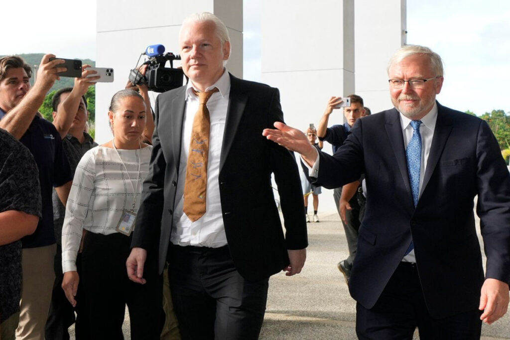 Η στιγμή που ο Τζούλιαν Ασάνζ αφήνεται ελεύθερος: Όσα είπε στην ομολογία του (βίντεο)