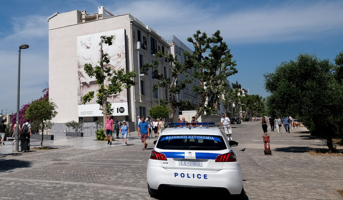 Κολωνός: Στόχος εμπρησμού όχημα εταιρείας ταχυμεταφορών