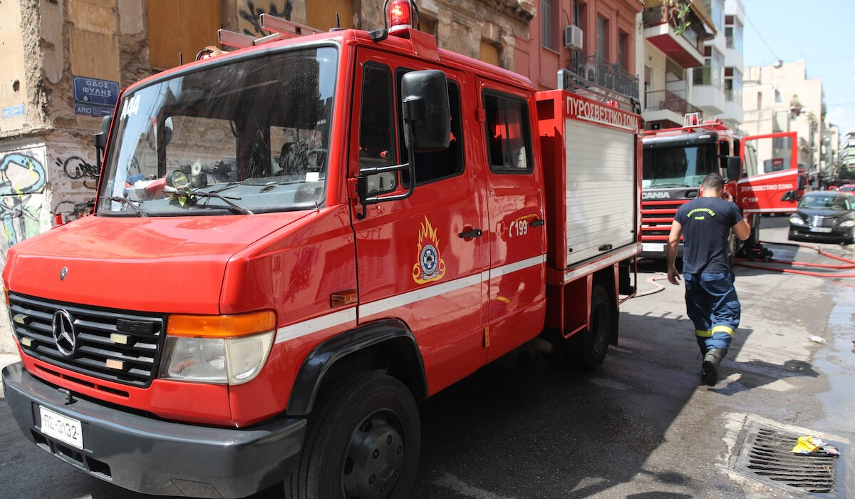 Περιστέρι: Άνδρας χωρίς τις αισθήσεις του λόγω φωτιάς σε διαμέρισμα