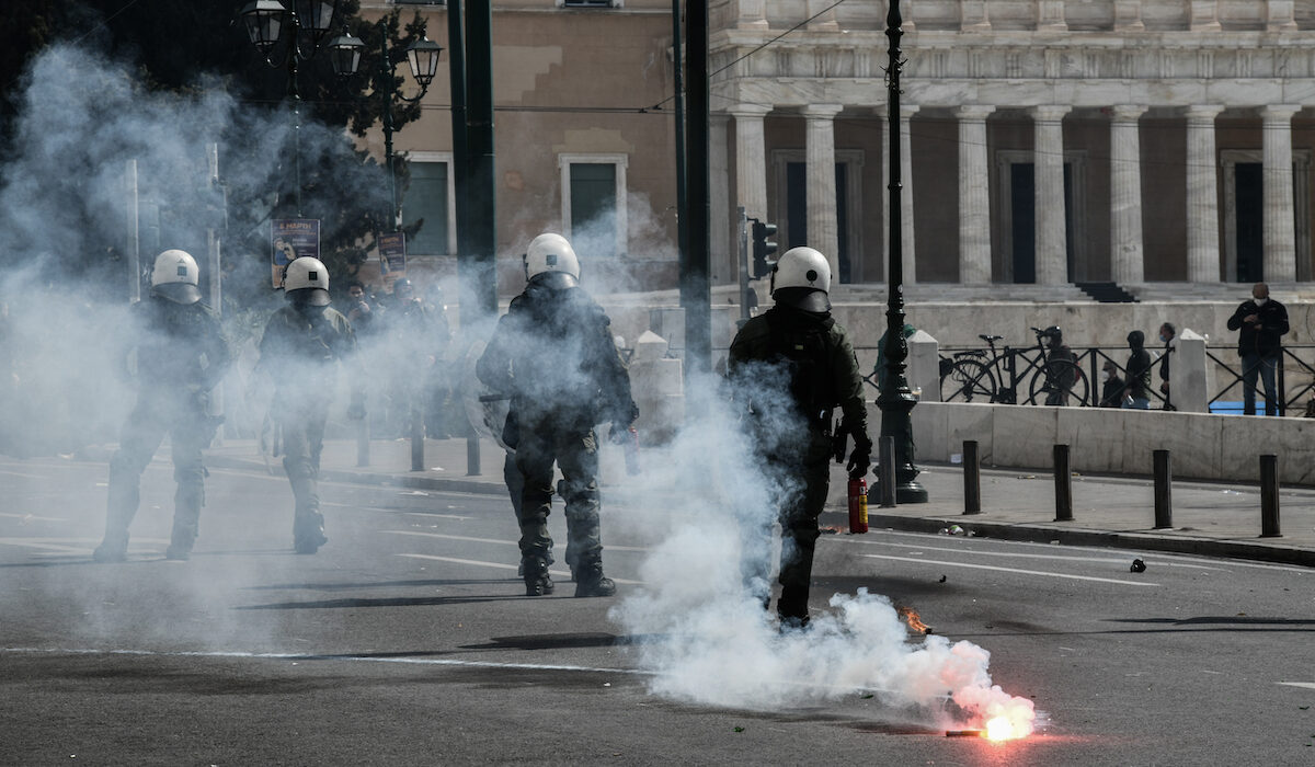 Με γκλομπς και δακρυγόνα χτύπησαν την ειρηνική διαμαρτυρία νέων και μαθητών