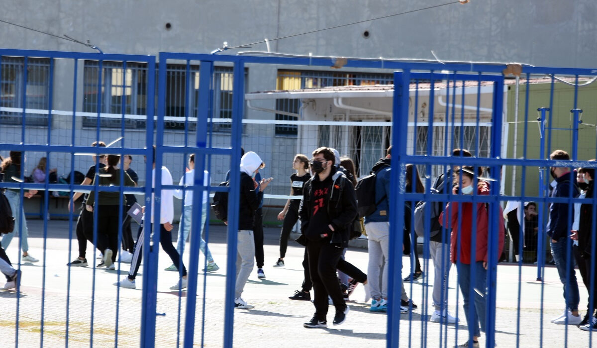 Κορονοϊός: Πρόβλεψη «τρόμου» από Σαρηγιάννη για 3.000 νοσηλείες παιδιών, η απάντηση και το άδειασμα