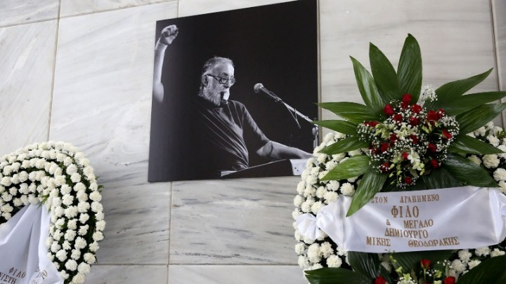 Θάνος Μικρούτσικος: Το τελευταίο αντίο – Συγκίνηση από τους επικήδειους