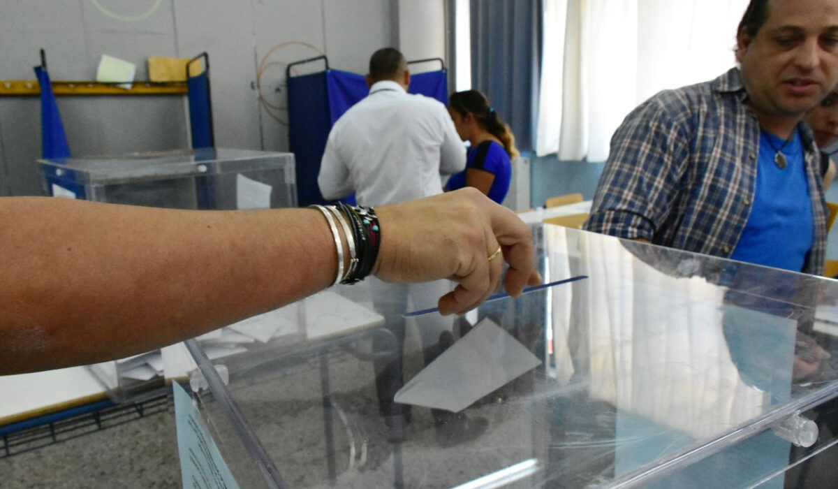 Οι καθαρίστριες καταγγέλλουν πιέσεις για να καθαρίσουν τα εκλογικά κέντρα