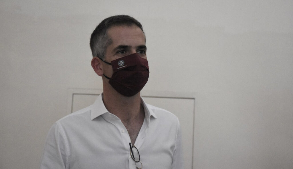 Τη δεύτερη δόση του εμβολίου έκανε ο Κώστας Μπακογιάννης