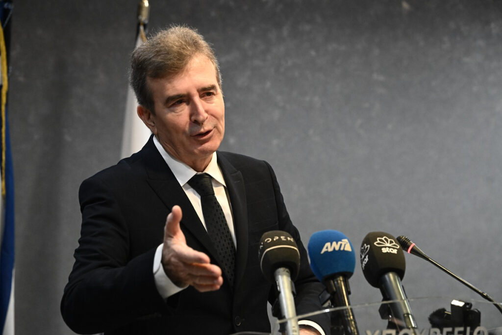 Με αιχμές ο Χρυσοχοΐδης για το… παρελθόν: Έχουμε μείνει πίσω – Τραβάμε μια γραμμή