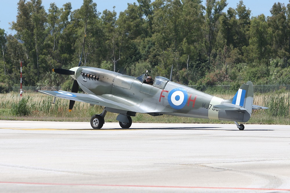 Σπιτφάιρ MJ755: Προσγειώθηκε στο Τατόι το ιστορικό αεροπλάνο της ΠΑ
