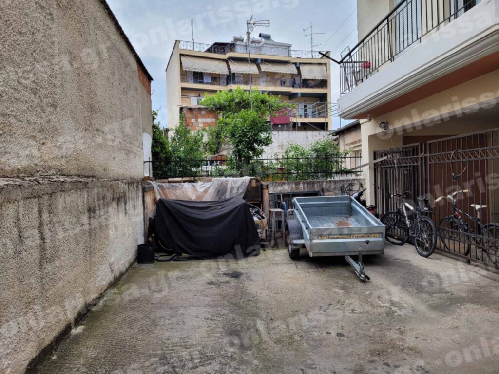 Λάρισα: Με κατάγματα νοσηλεύεται η 13χρονη που έπεσε από τον τρίτο όροφο (Εικόνες)