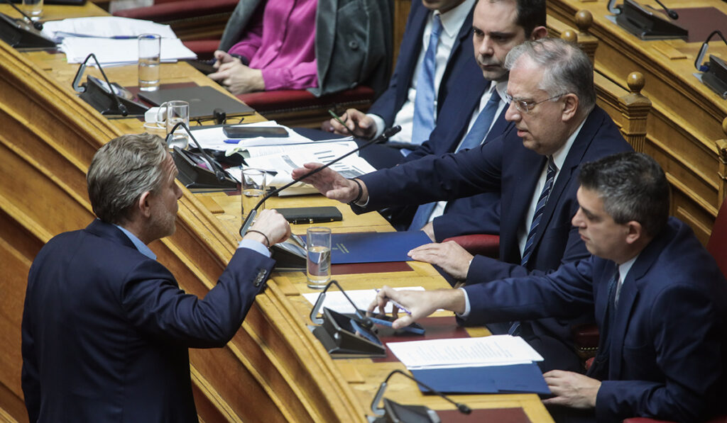 Προϋπολογισμός: Άγριος καβγάς Γερουλάνου – Θεοδωρικάκου για τα ενοίκια: «Είπες μ@λ@κί@»