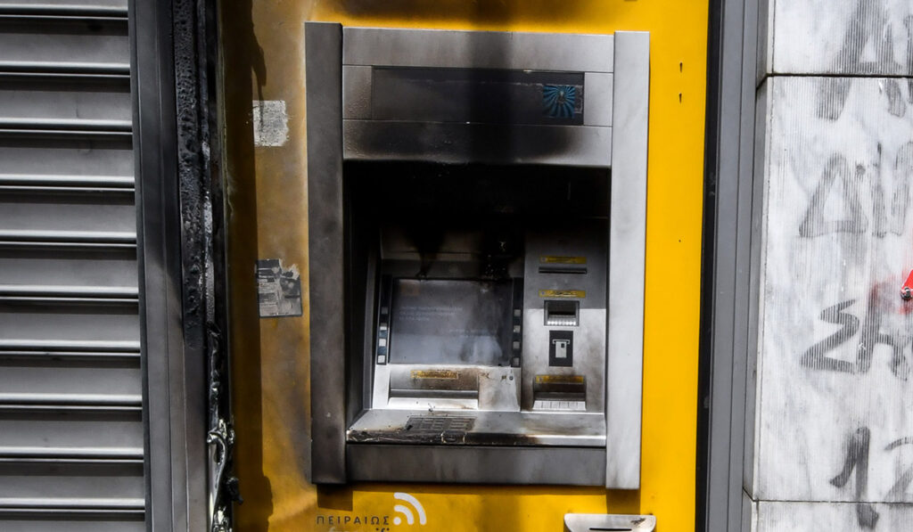 Θεσσαλονίκη: Φωτιά σε ΑΤΜ – Διαρρήκτες άρπαξαν κασετίνες με χρήματα