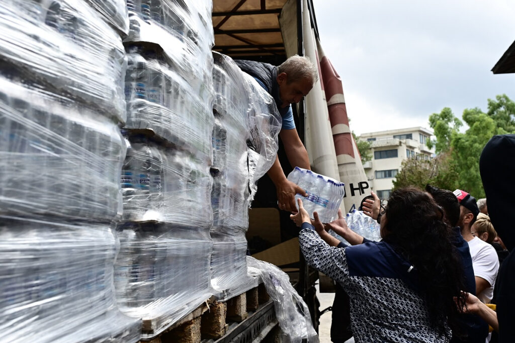 Απόλυτη καταστροφή στον Βόλο: Μιάμιση ώρα στην ουρά για μια εξάδα νερά και χωρίς ρεύμα