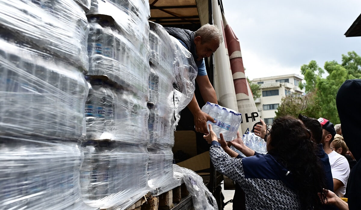 Απόλυτη καταστροφή στον Βόλο: Μιάμιση ώρα στην ουρά για μια εξάδα νερά και χωρίς ρεύμα