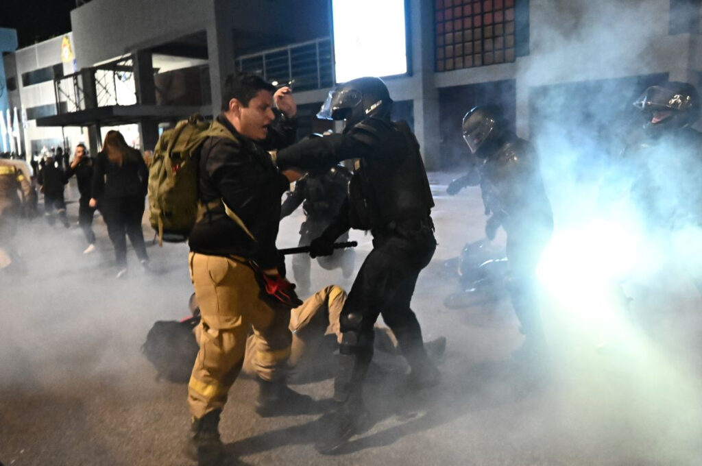 Τα δακρυγόνα στους εποχικούς έφεραν δυσφορία και στους «γαλάζιους»