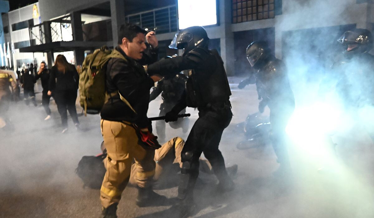 Τα δακρυγόνα στους εποχικούς έφεραν δυσφορία και στους «γαλάζιους»