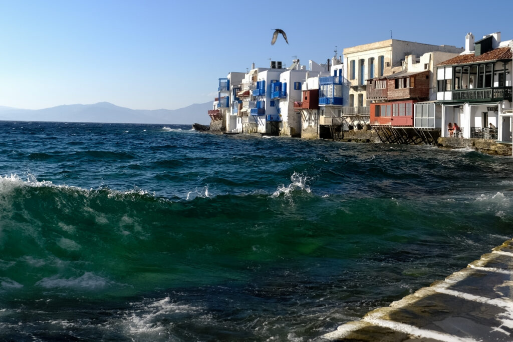 Συλλήψεις για εκβιασμούς καταστηματαρχών σε Μύκονο, Γλυφάδα και Άλιμο – Από 200 έως 8.500 ευρώ η ταρίφα