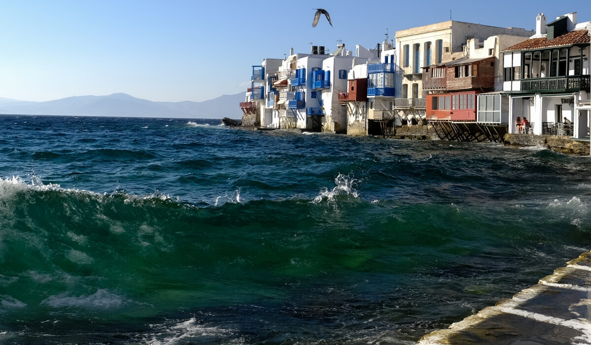 Συλλήψεις για εκβιασμούς καταστηματαρχών σε Μύκονο, Γλυφάδα και Άλιμο – Από 200 έως 8.500 ευρώ η ταρίφα